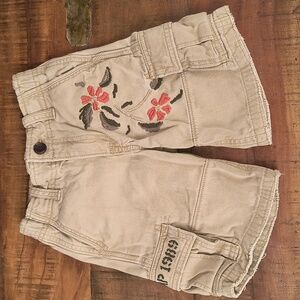 GAP khaki embroidered cargo shorts 4Y